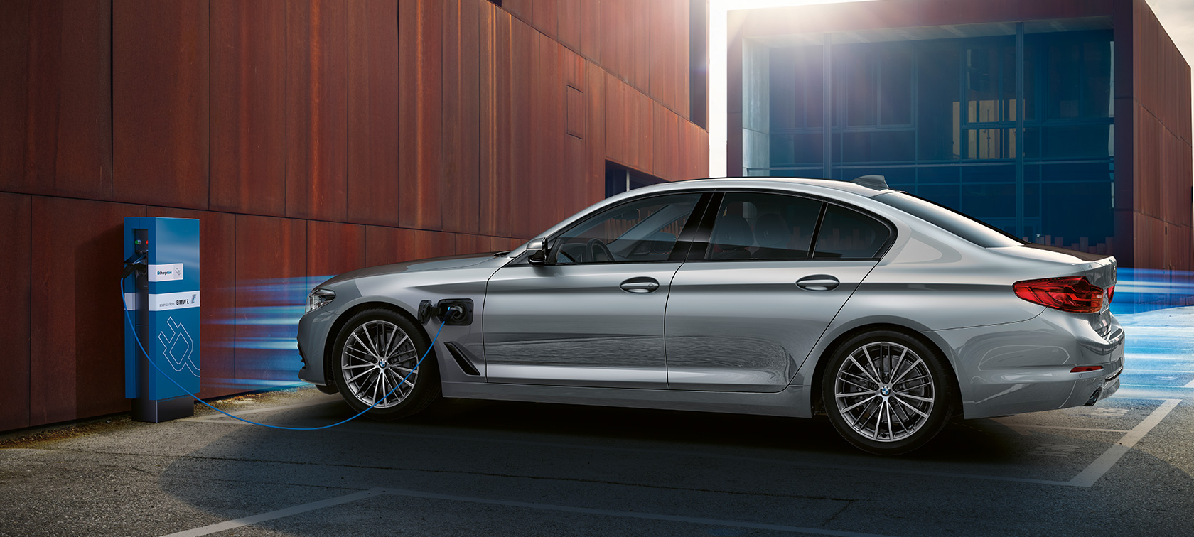 BMW Série 5 530e Híbrido sendo carregado por sistema de carregamento fornecido em espaços públicos BMW Série 5 530e Híbrido sendo carregado por sistema de carregamento fornecido em espaços públicos